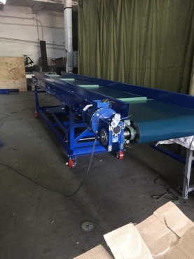 Конвеи?ер передвижнои? с изменяемым углом наклона