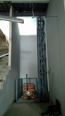 Цепнои? мачтовыи? подъемник внутри задния