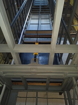 Шахтный подъемник с несущей металлокаркасной шахтой. Проходная кабина. Г/П - 2000кг